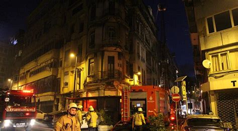 İstanbulda ahşap binada korkutan yangın Alev alev yandı